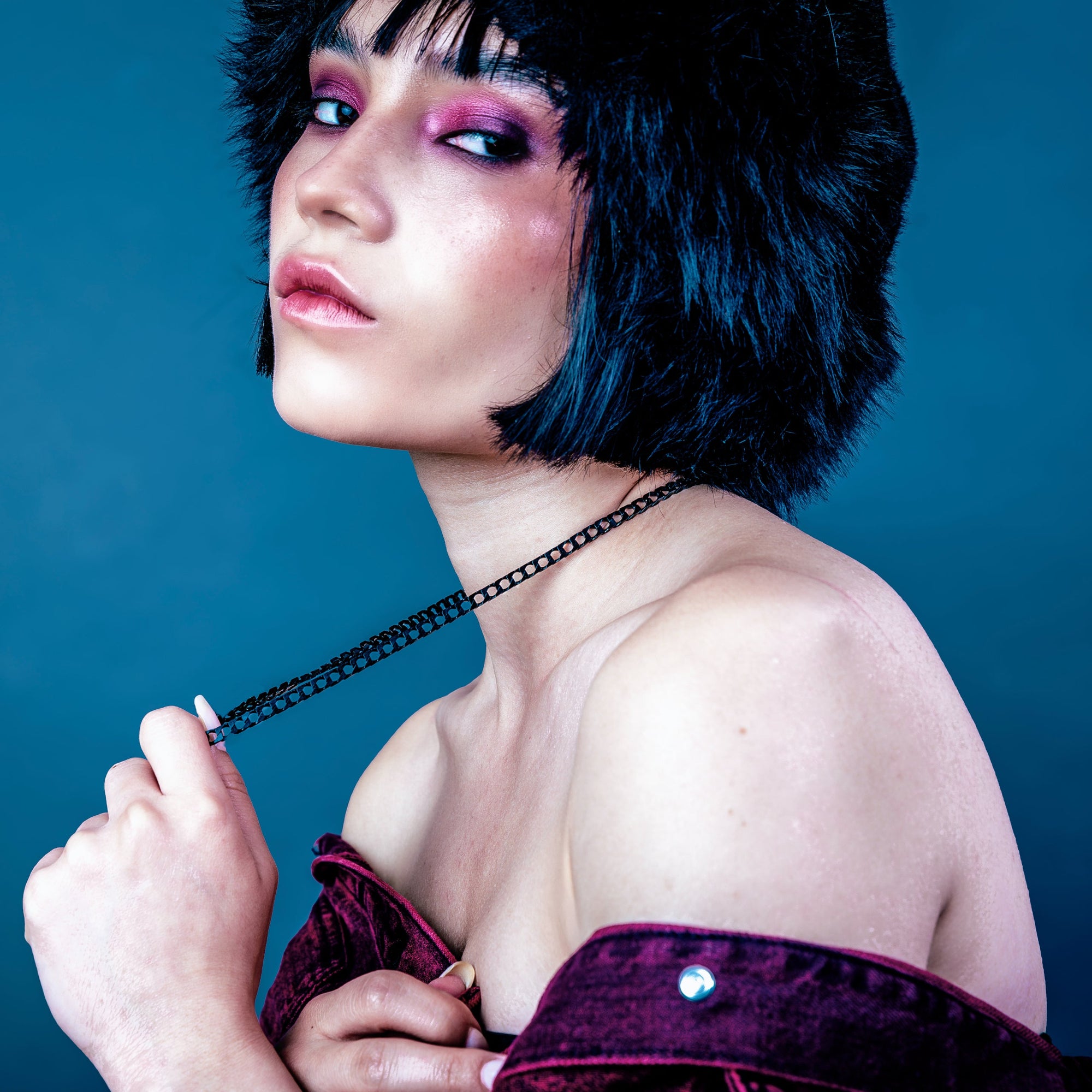 [full] - Woman wearing Ares silver and ruthenium dark chain
