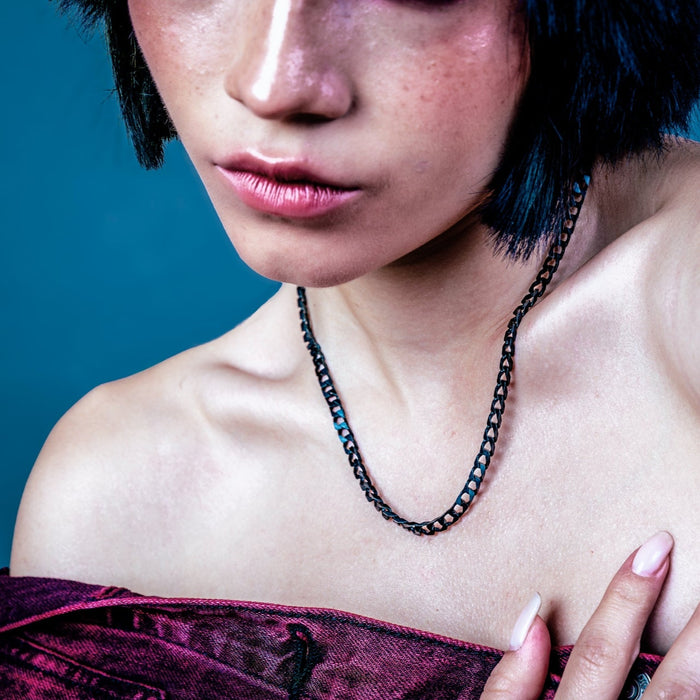 [full] - Woman wearing Ares silver and ruthenium dark chain