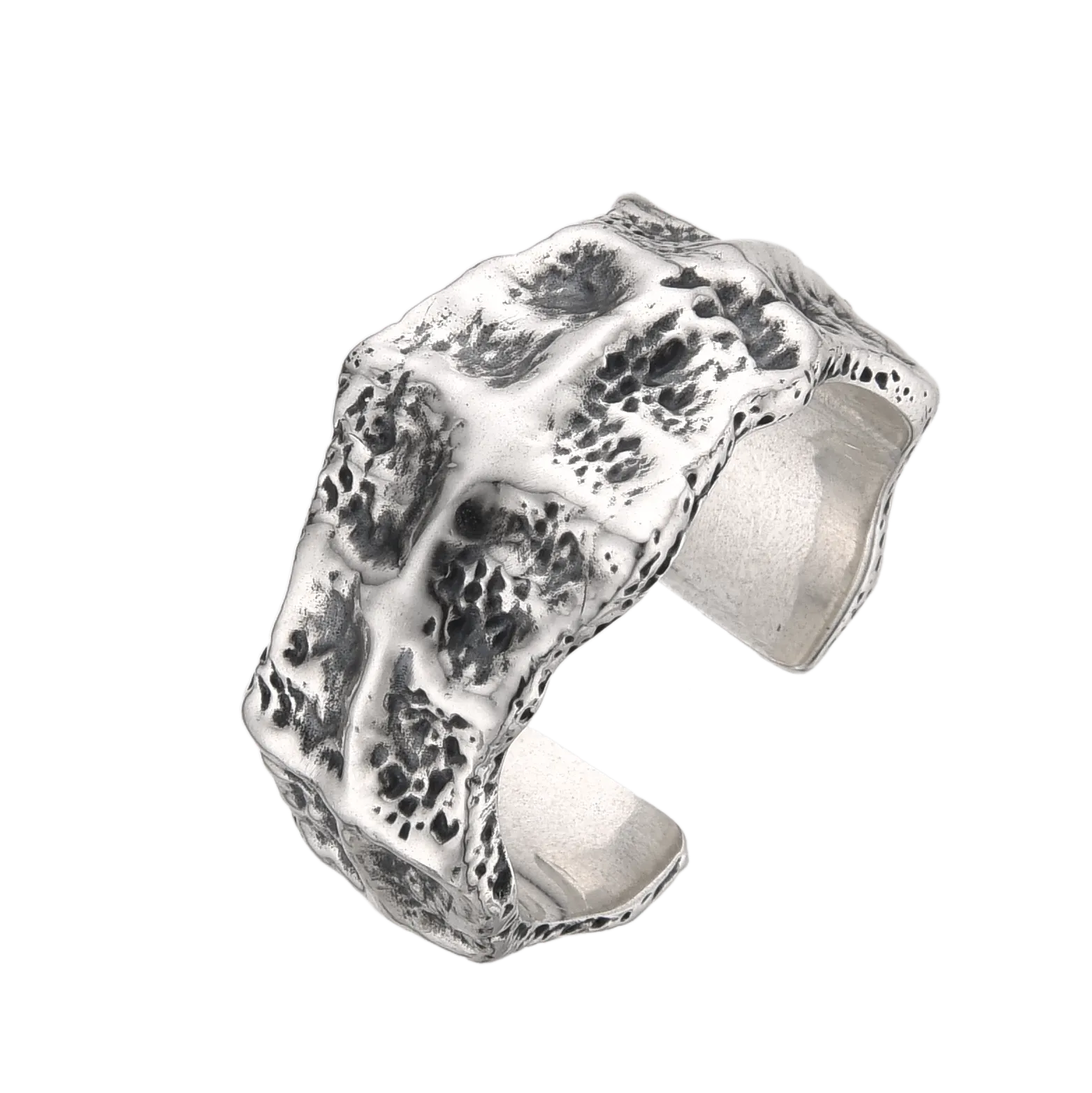 [full] Silver ring with a textured design on a white background