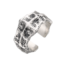 [full] Silver ring with a textured design on a white background