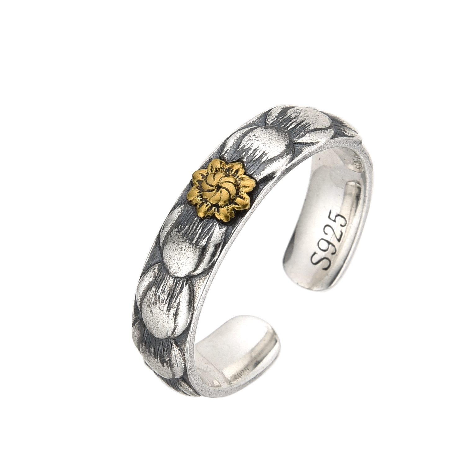 [full] Silver ring with a gold flower design on a white background