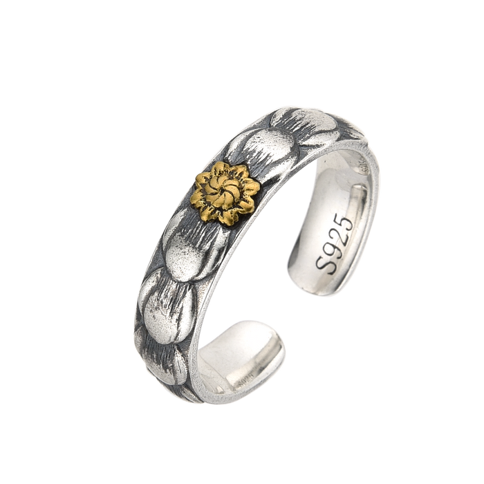 [full] Silver ring with a gold flower design on a white background