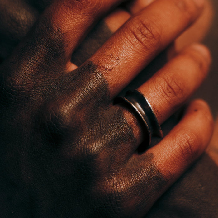 [full]- Handmade sterling silver ring with a flowing design