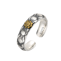 [full] Silver ring with a gold flower design