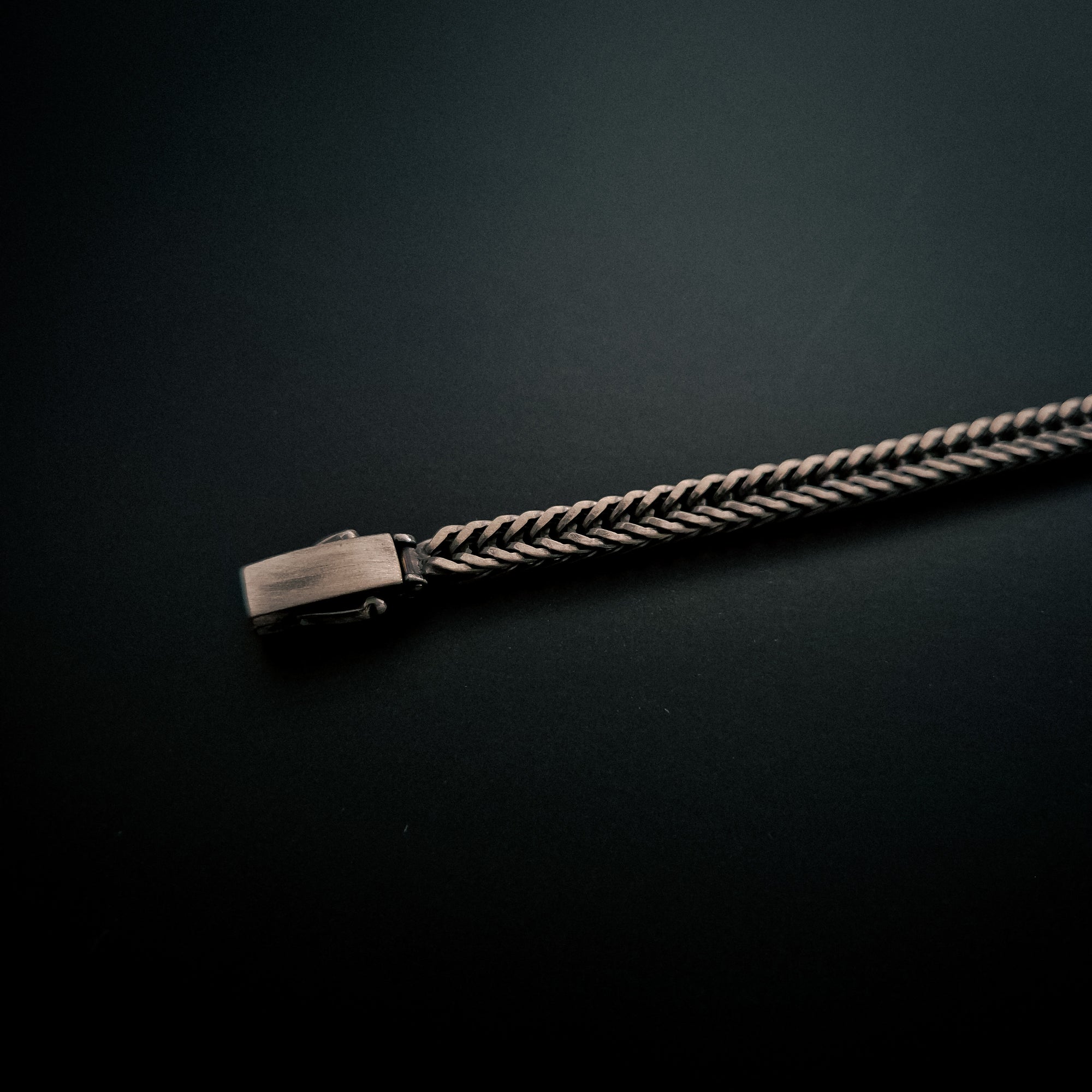 [full] - Fox-tail chain bracelet in sterling silver with diamond-cut links and gun-metal ruthenium plating.