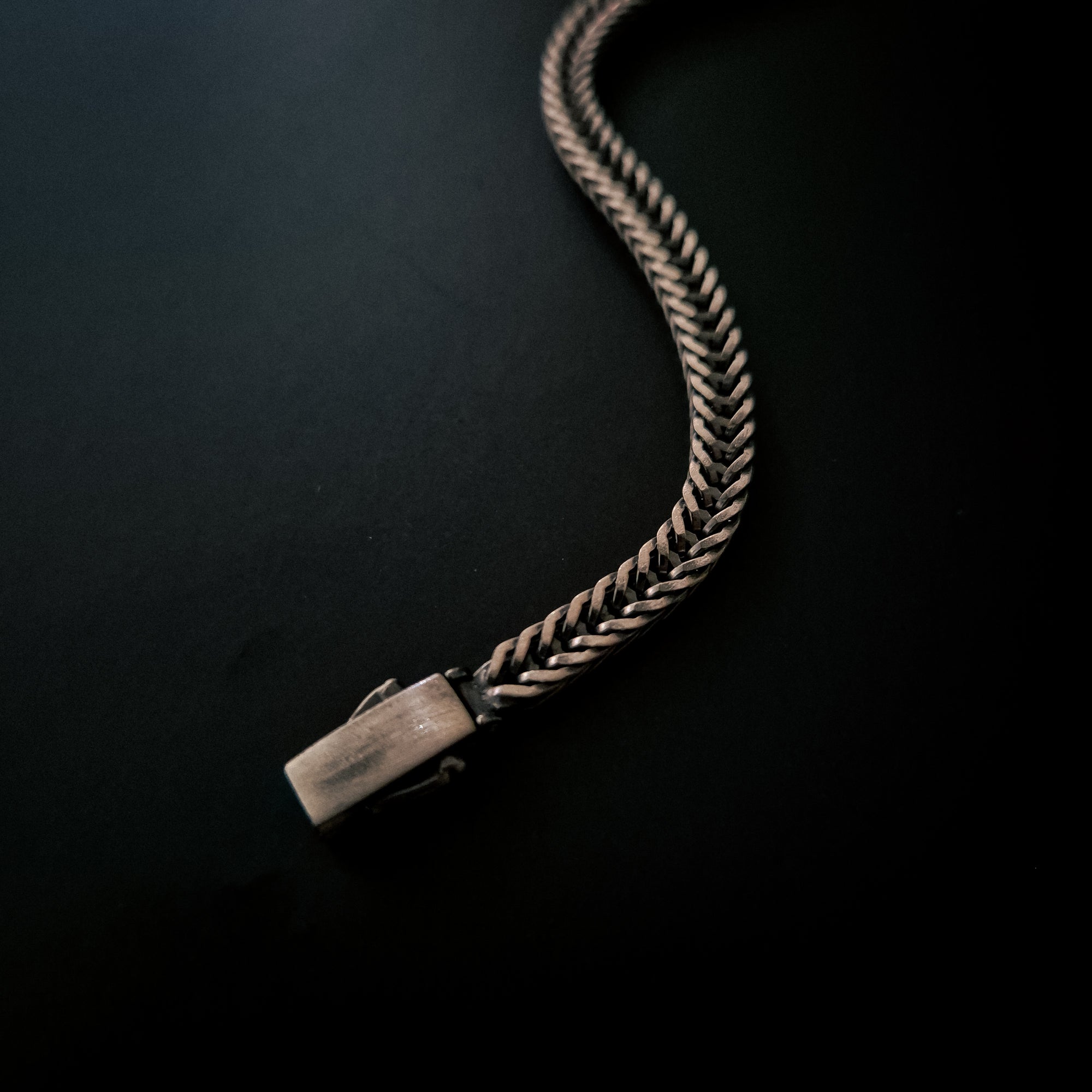[full] - Fox-tail chain bracelet in sterling silver with diamond-cut links and gun-metal ruthenium plating.